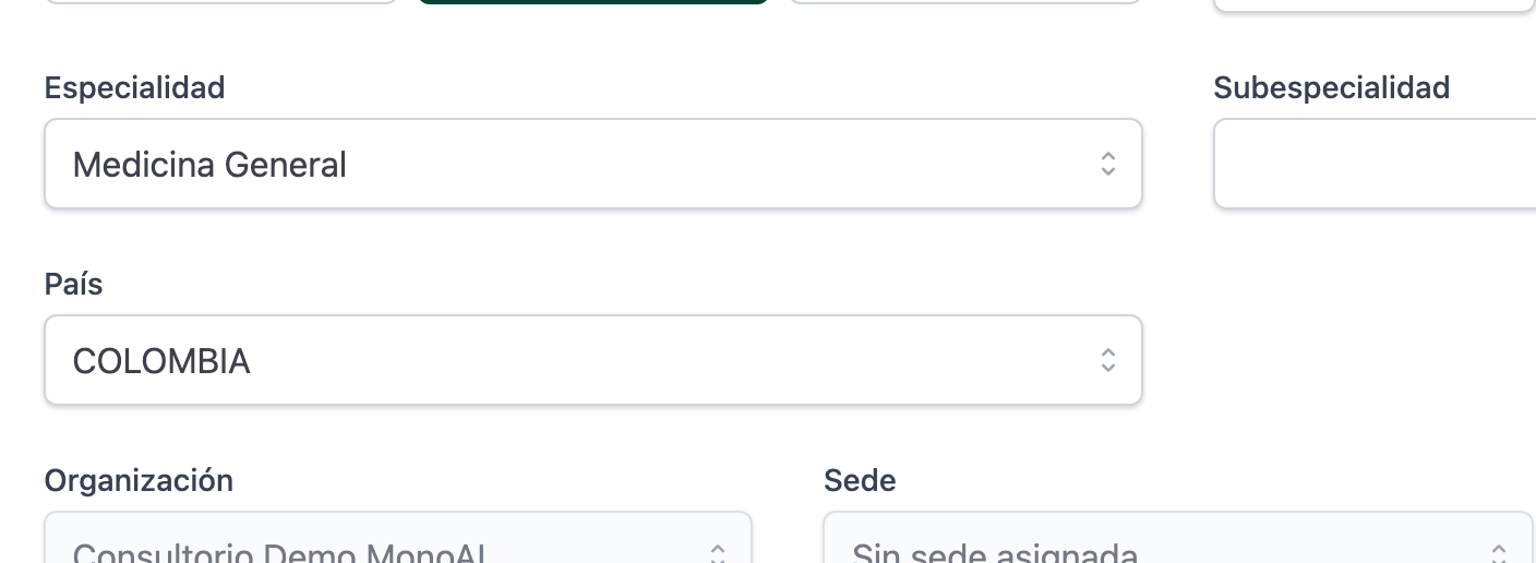 Campos Especialidad y Subespecialidad uno al lado del otro dentro del formulario de Información del Doctor.