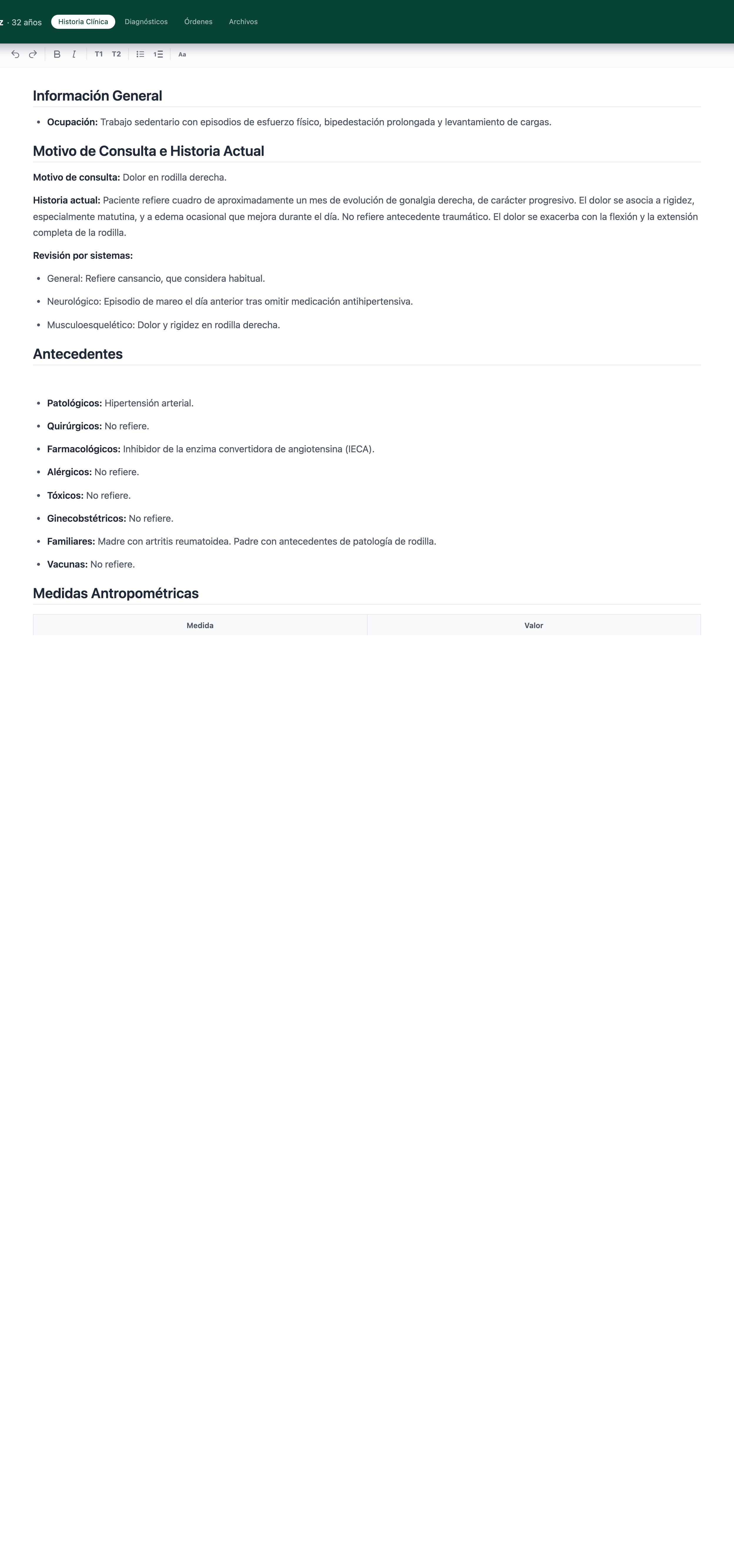 Editor de Historia Clínica con la barra de herramientas (deshacer, rehacer, negrita, cursiva, T1, T2, listas, Aa) y las secciones Motivo, Enfermedad actual, Antecedentes y Examen Físico
