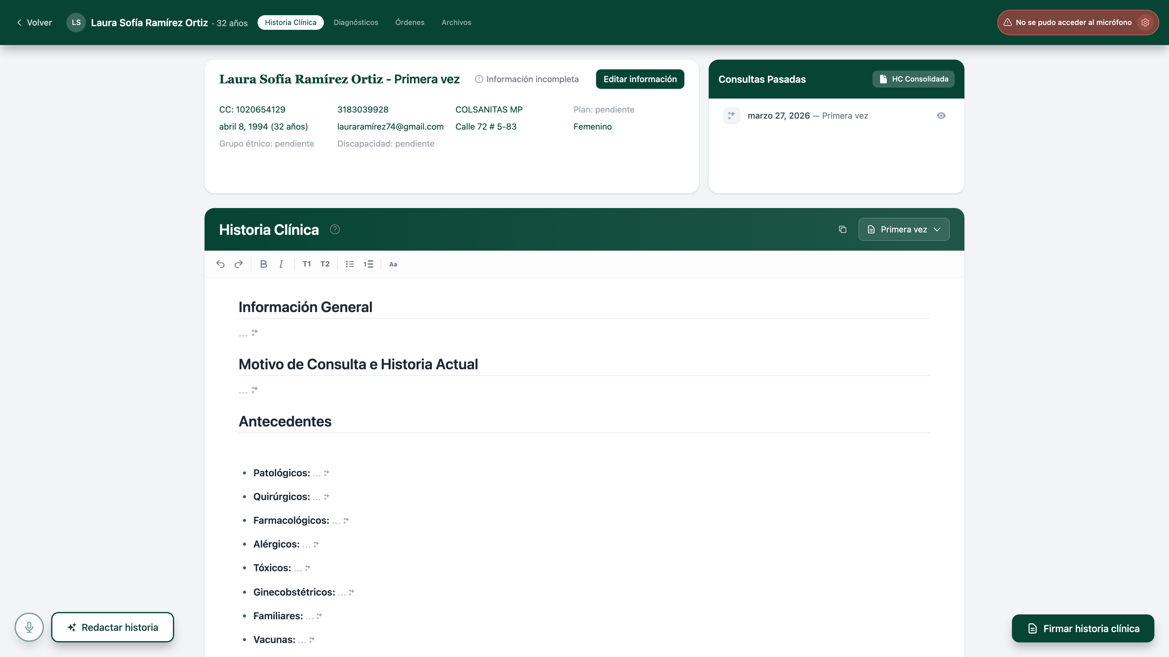 Pantalla de consulta de Mono con la información del paciente arriba, la tarjeta Historia Clínica con el editor abierto y los botones Redactar historia y Firmar historia clínica abajo